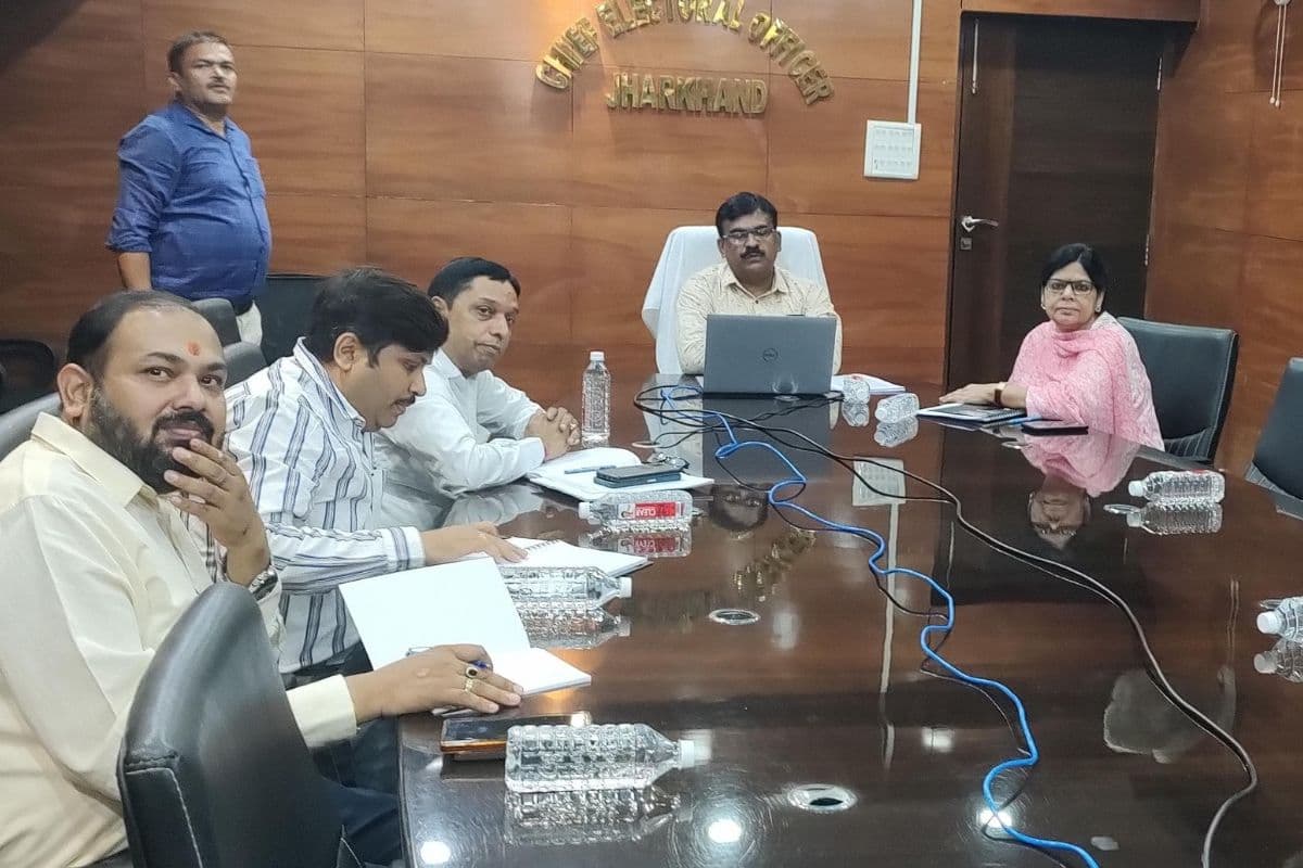 Jharkhand News: लोकसभा चुनाव के दौरान वोटर लिस्ट से हटाए गए नामों की जांच कर करें कार्रवाई, सीईओ के रवि कुमार ने दिए निर्देश