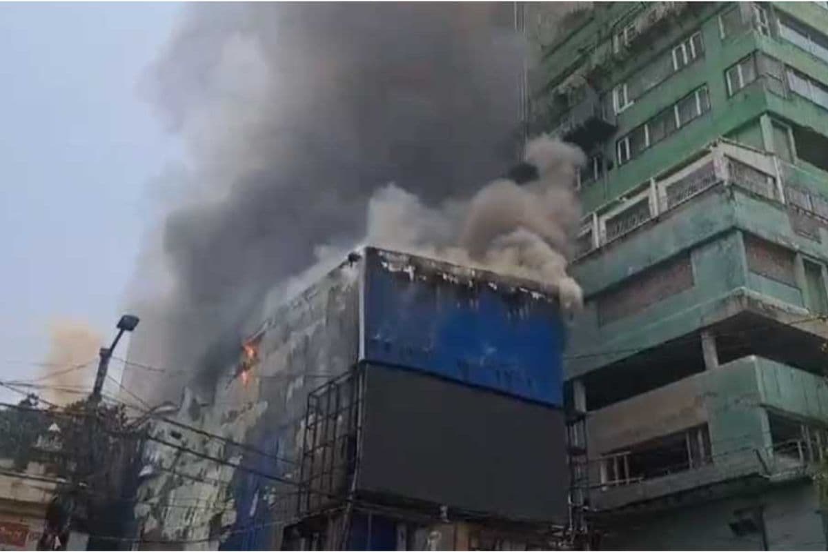 West Bengal : पार्क स्ट्रीट के रेस्तरां में लगी भयावह आग, घटनास्थल पर पहुंची 15 दमकल गाड़ियां