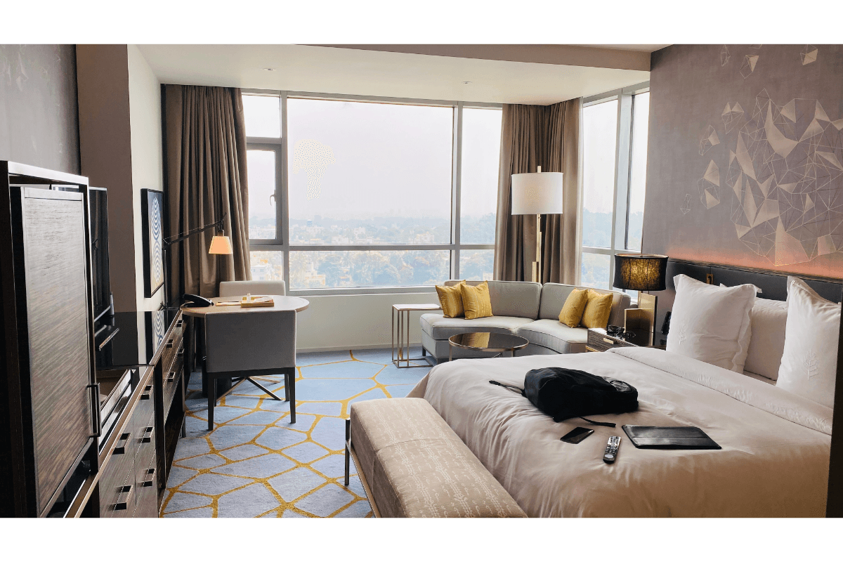 Travel Tips: होटल बुकिंग करते समय बिल्कुल ना करें ये गलतियां, रहें अलर्ट