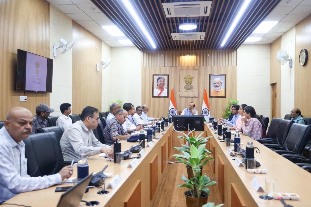 Monsoon Alert: 24 घंटे वाला कंट्रोल रूम, अधिकारियों की छुट्टियां कैंसिल... दिल्ली में पहली फुहार के बाद एक्शन में आए LG