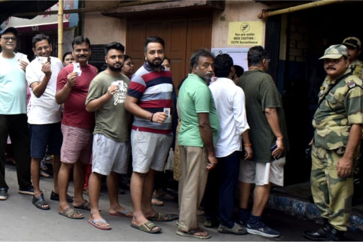 Lok Sabha Election 2024 : चुनाव आयोग के निर्देश के बाद, बारासात और मथुरापुर के दो बूथों पर सुबह से चल रहा है मतदान