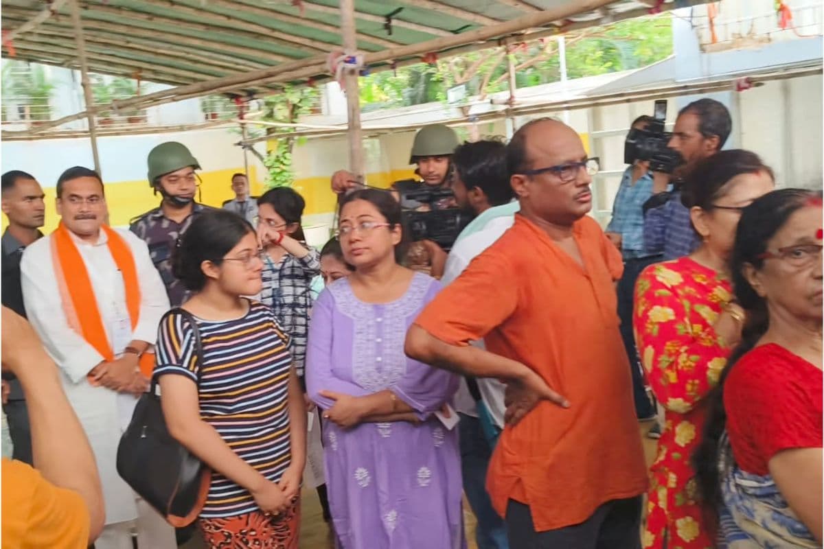 West Bengal By-elections : पश्चिम बंगाल की चार सीटों पर वोटिंग जारी, 34 उम्मीदवार मैदान में