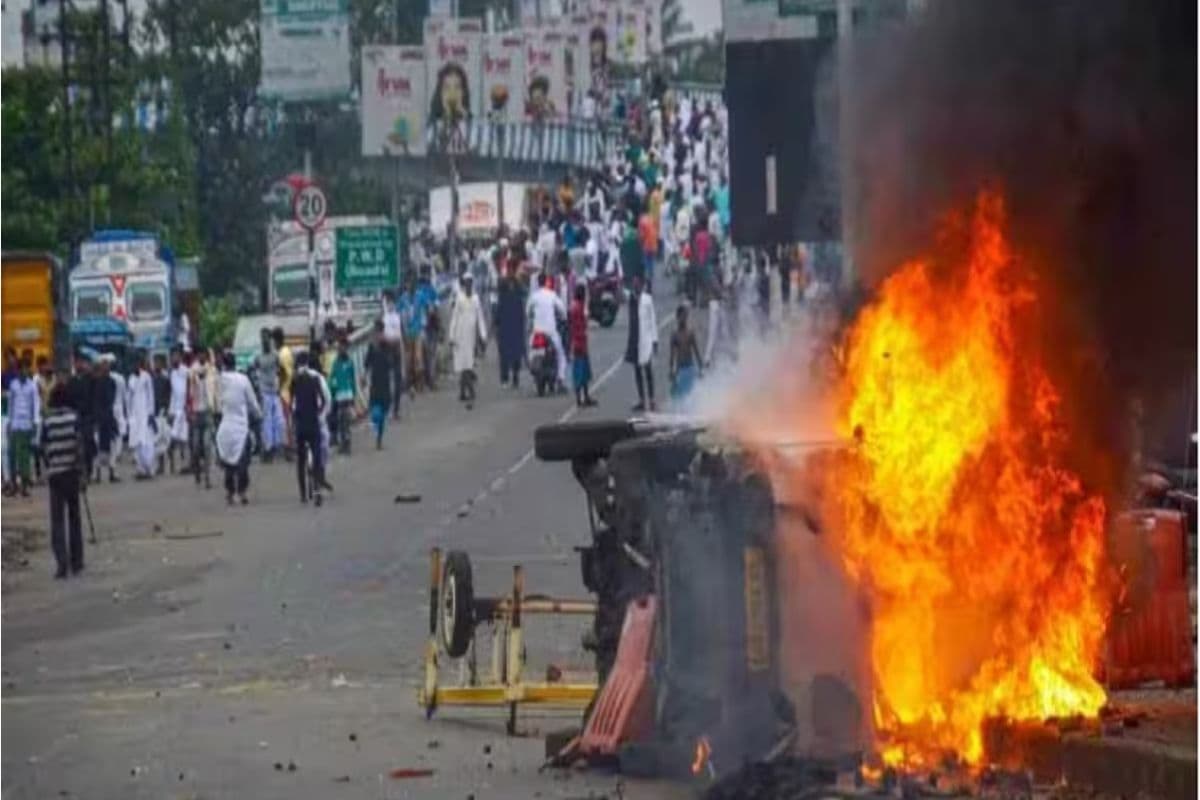 Lok Sabha Election : मतदान शुरू होते ही भांगड़ में रह-रहकर हुई हिंसा व बमबाजी, पुलिस के लाठीचार्ज में बचने को तालाब में कूदे लोग व बच्चे