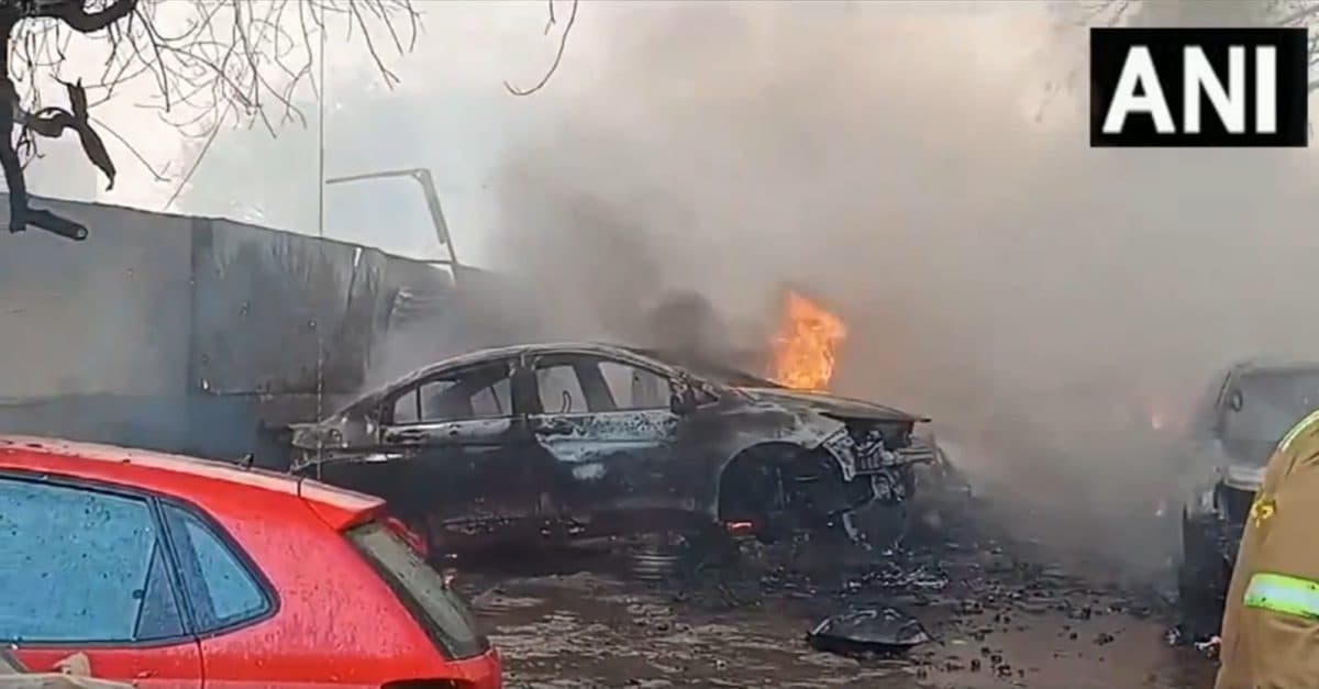 UP News: लखनऊ में कार गैराज में लगी आग, कई लग्जरी कारें जलकर राख
