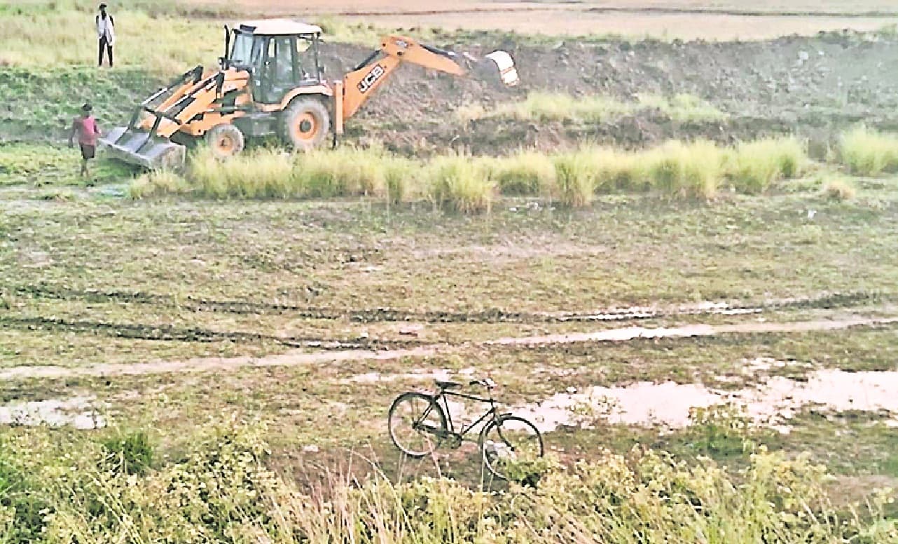 गरीबों को रोजगार देनेवाला मनरेगा बना भ्रष्टाचार का अड्डा, मजदुरों की जगह जेसीबी से हो रहा काम