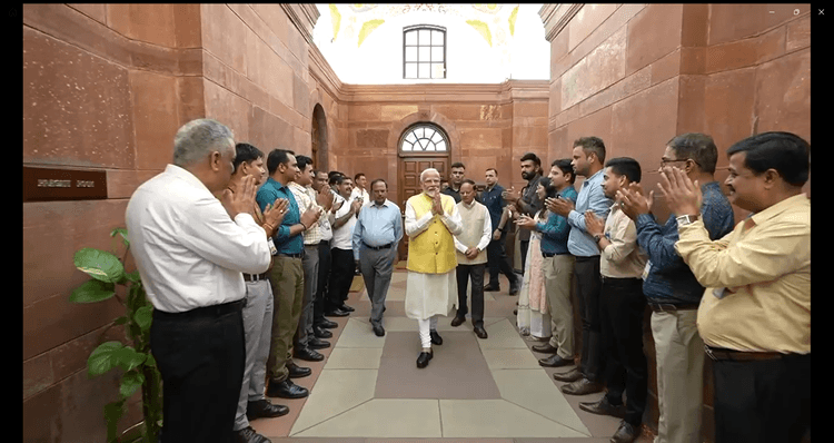 MODI 3.0: पीएम मोदी के ऑफिस का पहला दिन, सहकर्मियों ने ऐसे किया स्वागत, देखें VIDEO