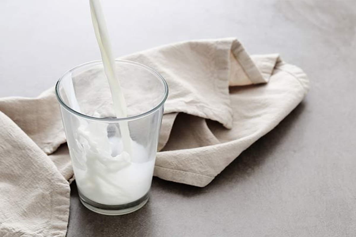 Milk Tips: दूध के साथ न खाएं ये 7 चीजें