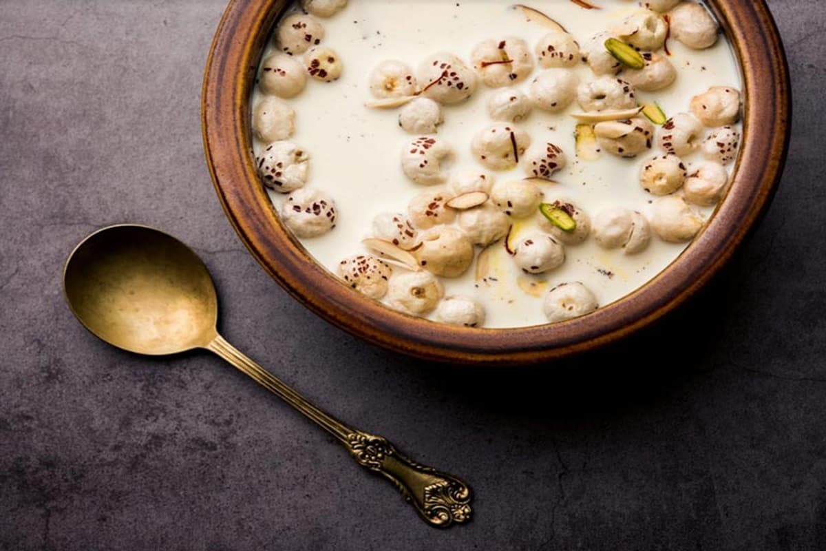Milk and Makhana: दूध में मखाना मिलाकर खाने से होने वाले 5 सबसे बड़े लाभ