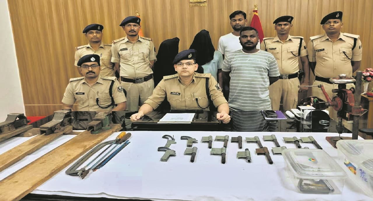 मुंगेर के नक्सल प्रभावित जंगल में मिनीगन फैक्ट्री का खुलासा, दो तस्कर गिरफ्तार