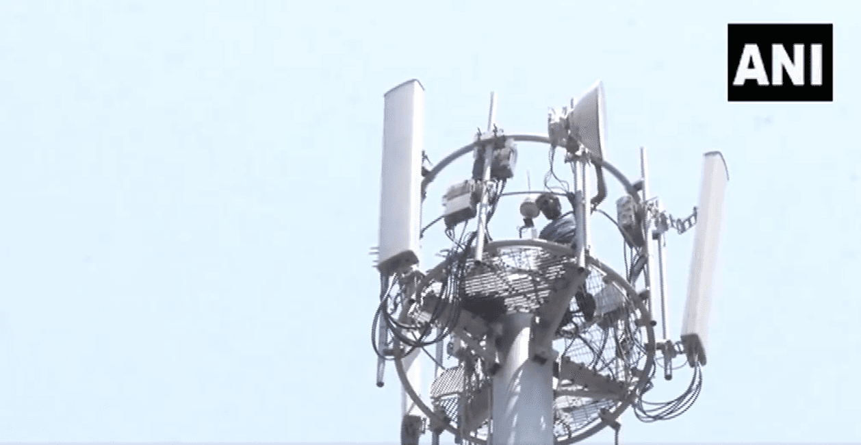 Chandigarh News: 5 घंटे हाईवोल्टेज ड्रामा, टावर पर चढ़ा चंडीगढ़ का 'वीरु', कर रहा था यह मांग, देखें वीडियो