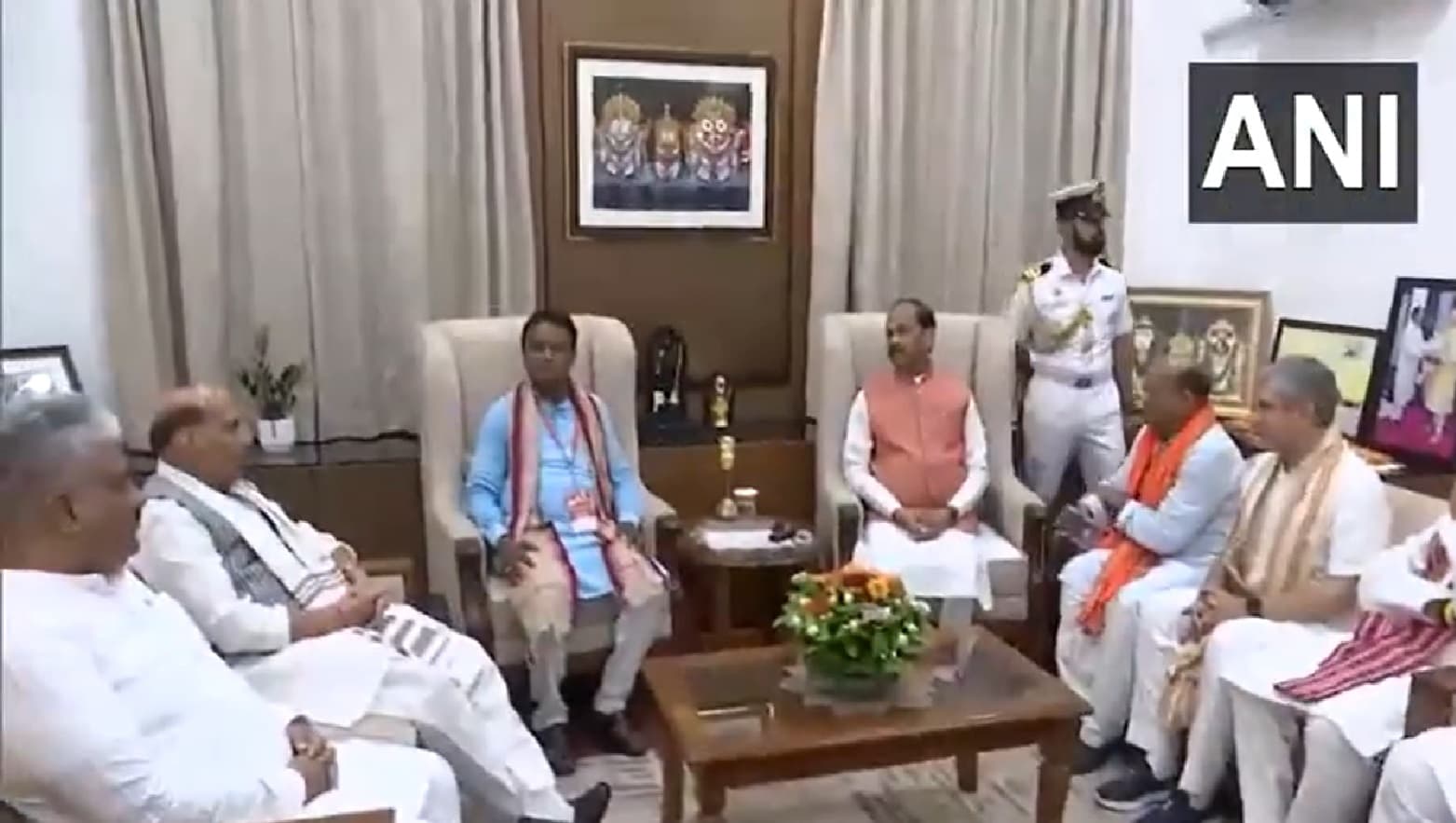 Odisha New Chief Minister: मोहन चरण माझी होंगे ओडिशा के नये मुख्यमंत्री, राज्यपाल से मिलकर सरकार बनाने का दावा पेश किया