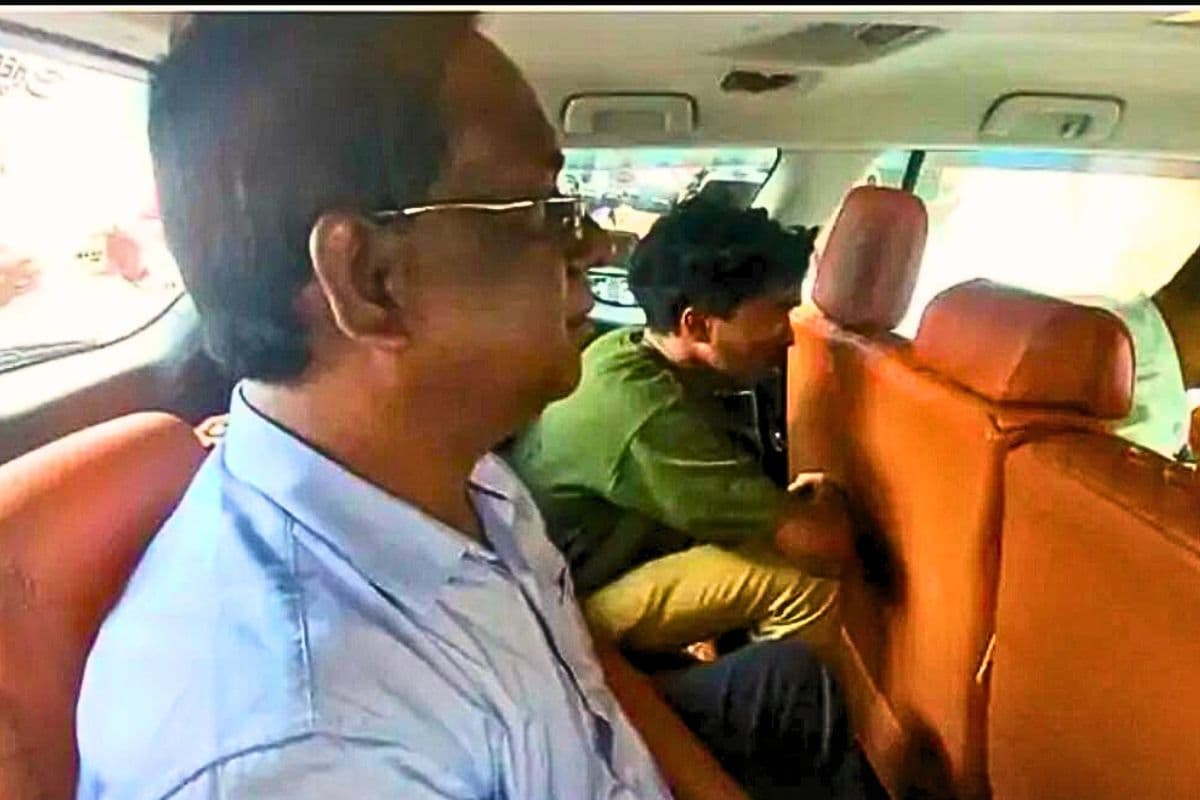 NEET Paper Leak: हजारीबाग के ओएसिस स्कूल के प्राचार्य को सीबीआई ने उठाया, चरही गेस्ट हाउस में कर रही पूछताछ