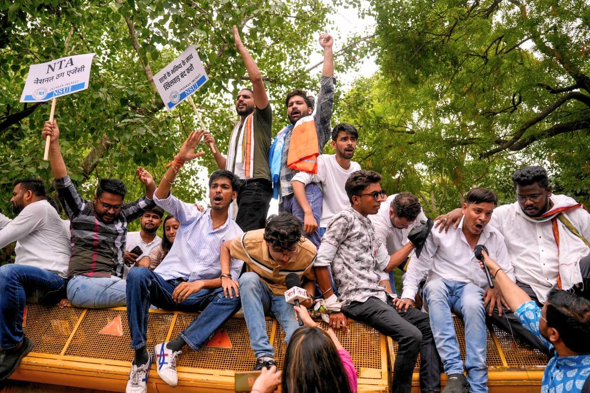 NEET Paper Leak: एक्शन में CBI, देशभर में अबतक 25 की गिरफ्तारी, सड़क से संसद तक हंगामा जारी