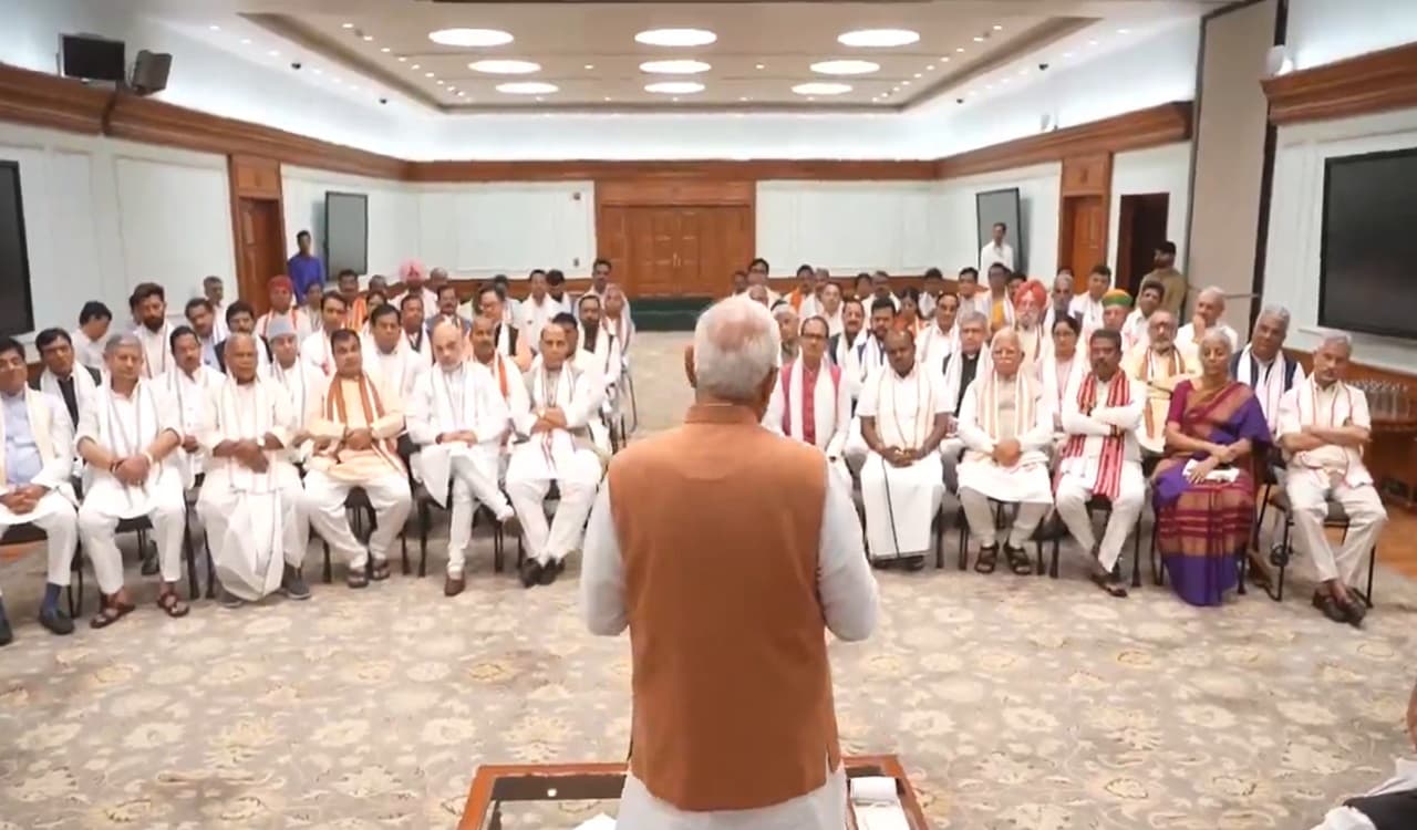 Narendra Modi: शपथ से पहले एक्शन में नरेंद्र मोदी, संभावित मंत्रियों के साथ बैठक की, 100 दिन के रोडमैप पर चर्चा