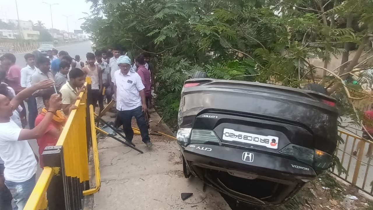 Road Accident in Patna: पटना में अटल पथ पर फिर पलटी कार