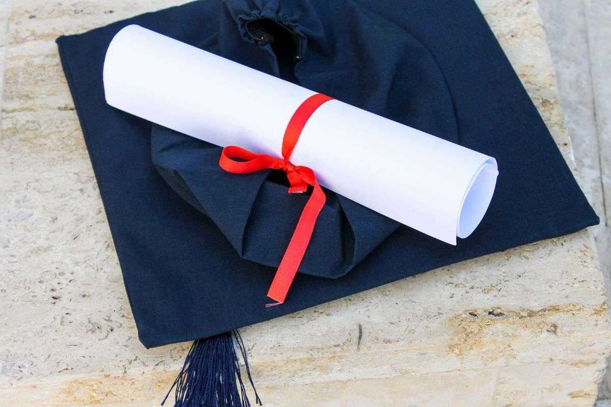 PhD Courses: पीएचडी करना चाहते हैं तो जानें क्या होती है इसके लिए योग्यता और फीस