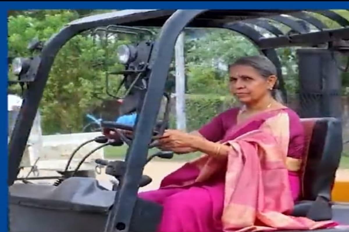 Inspiration : 71 साल की राधामणि अम्मा के पास है 11 ड्राइविंग लाइसेंस, संभालती हैं बुलडोजर से लेकर बस तक की स्टीयरिंग