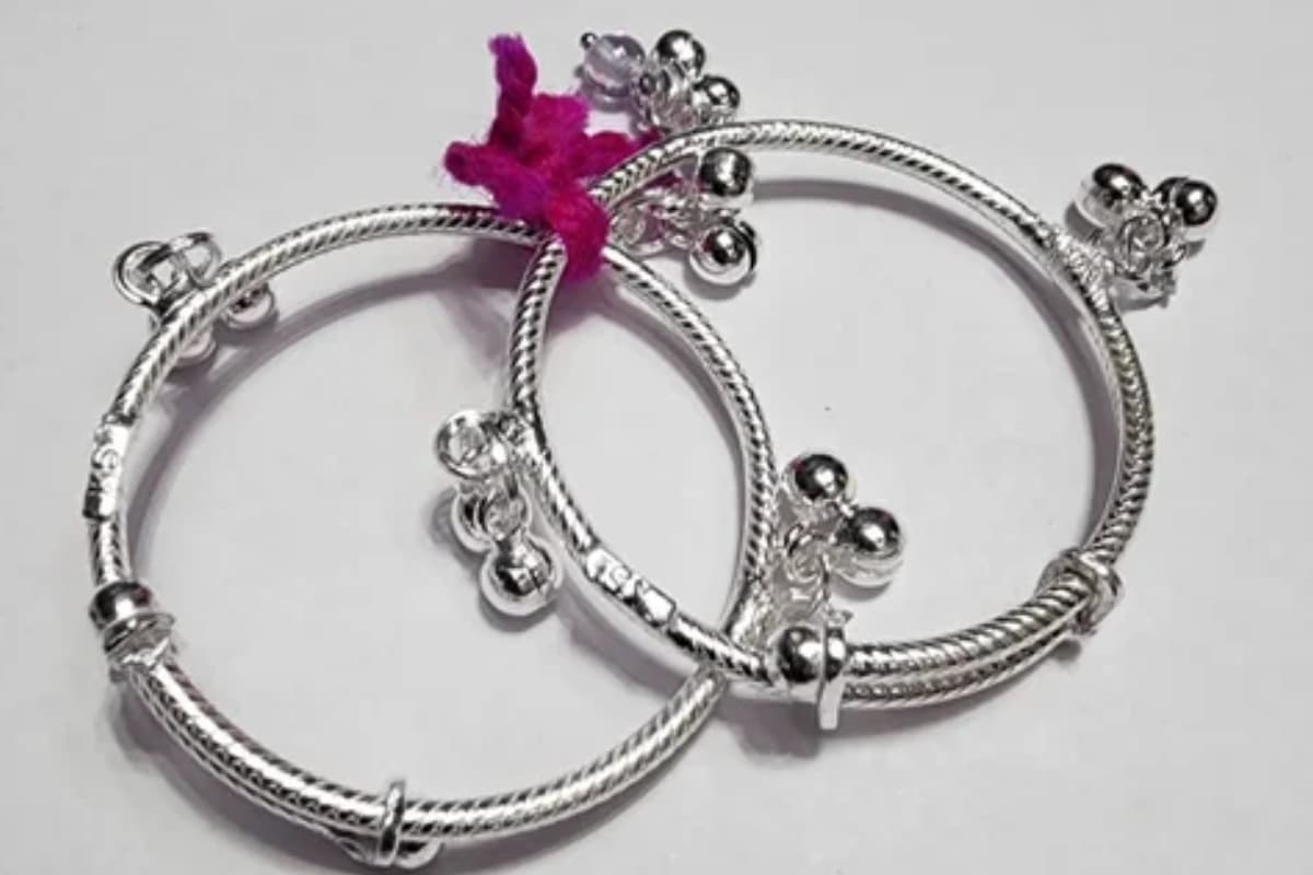 Silver Bracelets For Kids: बच्चों को क्यों पहनाते हैं चांदी के कड़े, जानें क्या हैं फायदे