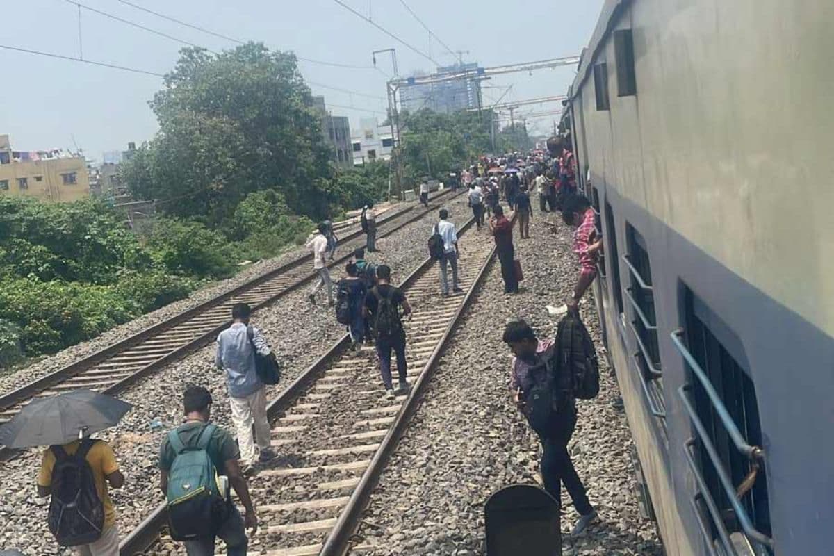 Sealdah Train Cancellation : सियालदह की 2 शाखाओं में ट्रेन परिचालन की स्थिति बदतर, स्टेशन में प्रवेश से पहले कई ट्रेनें खड़ी, यात्री परेशान
