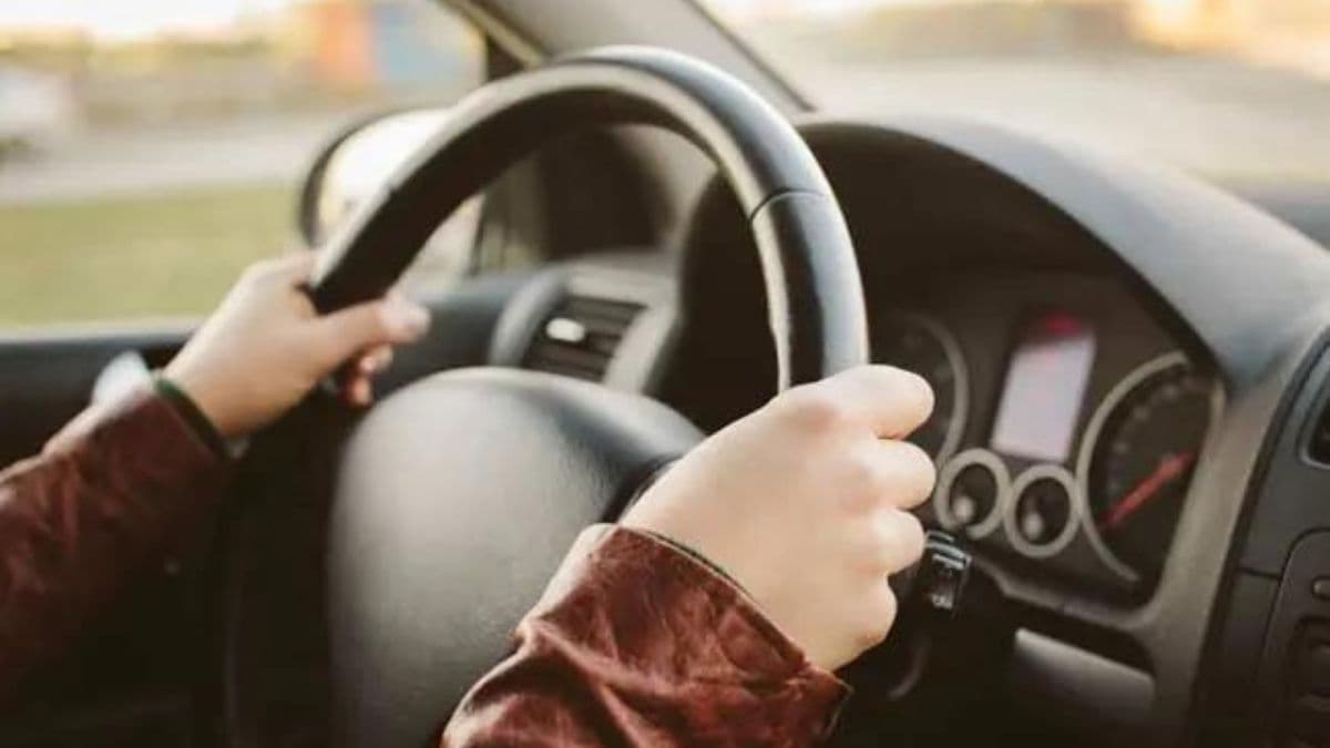 Car Tips: थकान में कार चलाना हो सकता है खतरनाक, जानें कौन से तरीकों से रहेंगे सुरक्षित