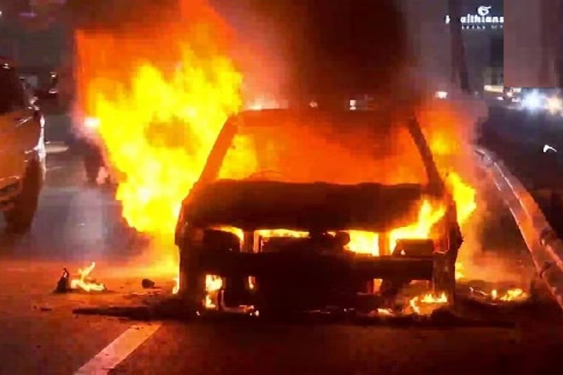 दर्दनाक हादसा...CNG कार में आग लगने से एक ही परिवार 4 लोग जिंदा जले