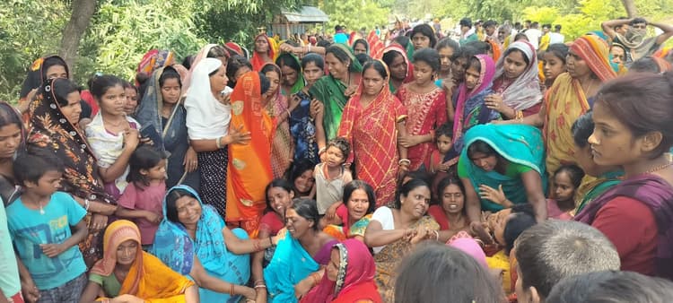 बिहार: खगड़िया में एंबुलेंस ने 3 युवकों को रौंदा, एक युवक की मौत, गुस्साए ग्रामीणों ने किया सड़क जाम