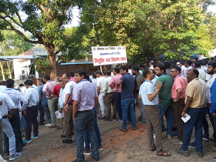 Lok Sabha Election Results 2024: झारखंड के काउंटिंग सेंटरों के बाहर पार्टी कार्यकर्ताओं का जमावड़ा, देखें तस्वीरें