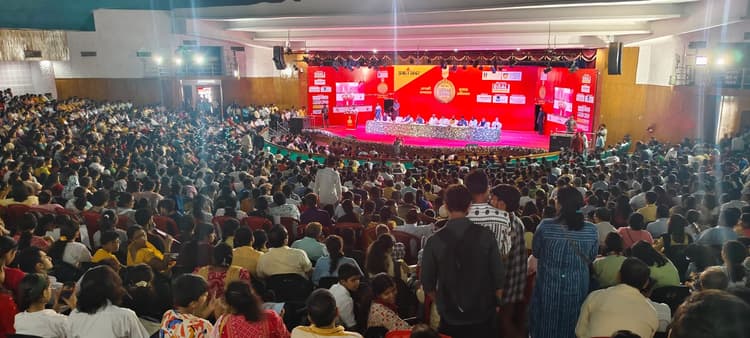 Prabhat Khabar Pratibha Samman: पटना में प्रभात खबर प्रतिभा सम्मान समारोह, टॉपरों को किया गया सम्मानित