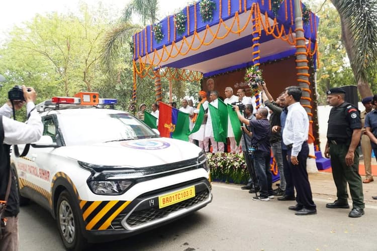 Bihar: हाईटेक गाड़ियों के जरिए ट्रैफिक पुलिस करेगी निगरानी, सीएम नीतीश ने 117 वैन को किया रवाना