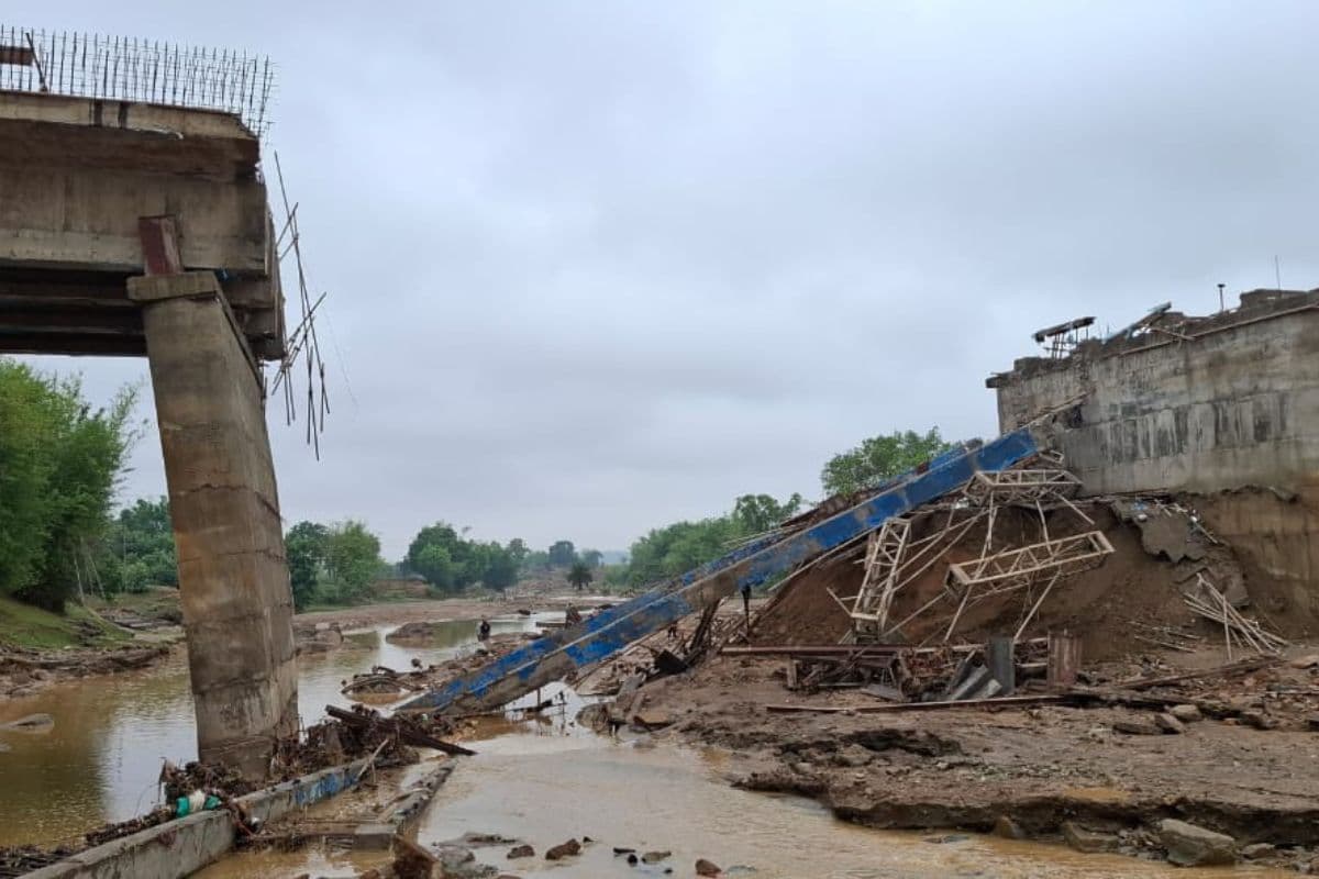 बिहार के बाद अब झारखंड में भी गिरा पुल, गिरिडीह के अरगा नदी पर बना ब्रिज धवस्त
