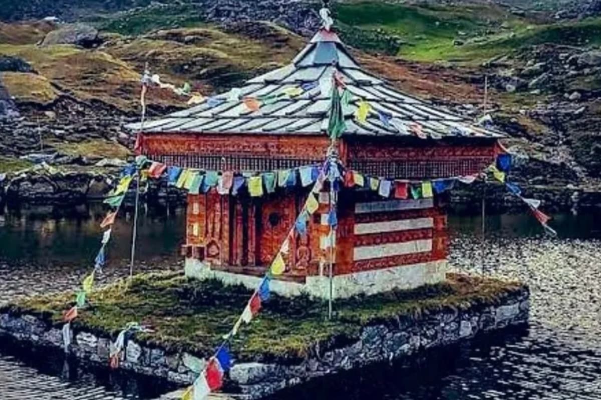 Yulla Kanda: हिमालय में स्थित है दुनिया का सबसे ऊंचा कृष्ण मंदिर