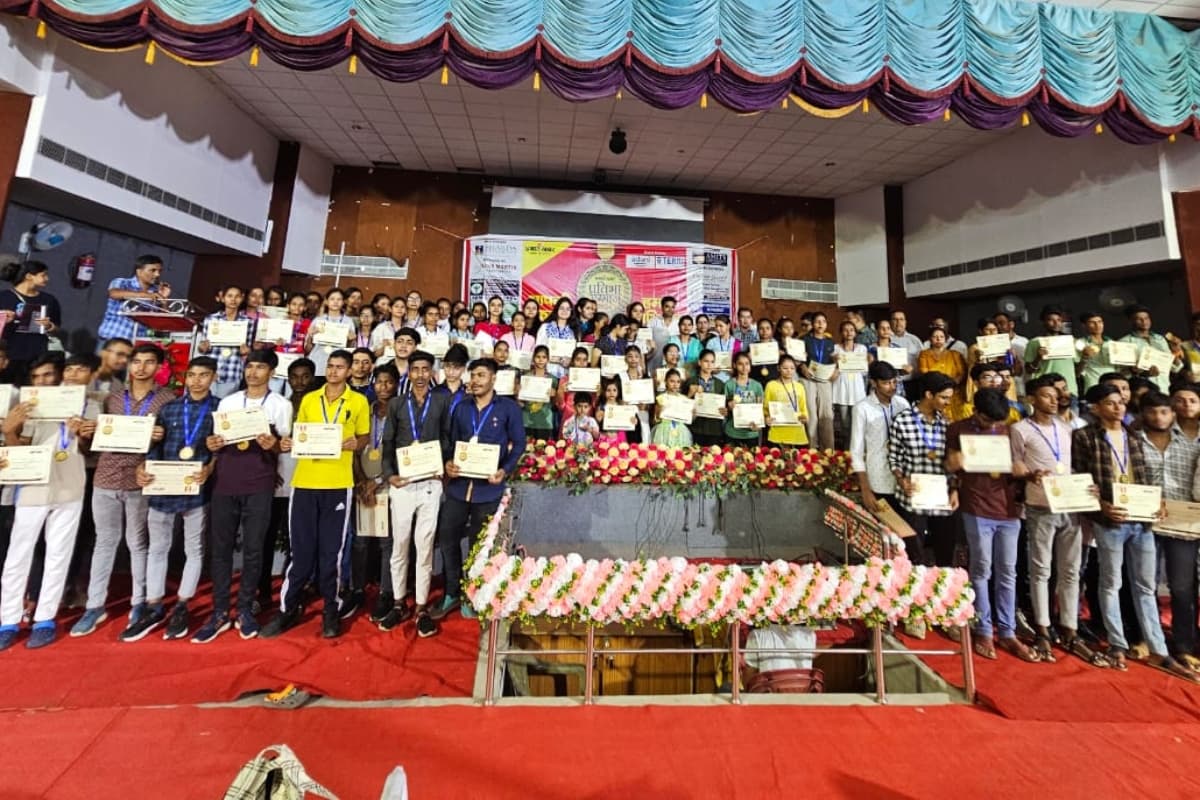 प्रभात खबर प्रतिभा सम्मान समारोह 2024: गोड्डा में  350 से अधिक होनहार विद्यार्थियों को किया गया सम्मानित