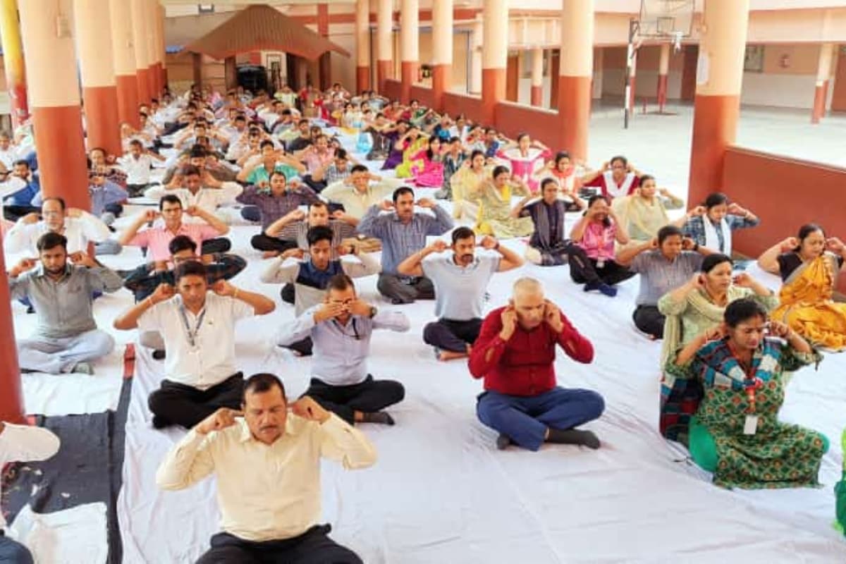 रांची : डीएवी कपिलदेव में हुआ विशेष योगाभ्यास का सत्र, तीन सौ शिक्षकों ने लिया भाग