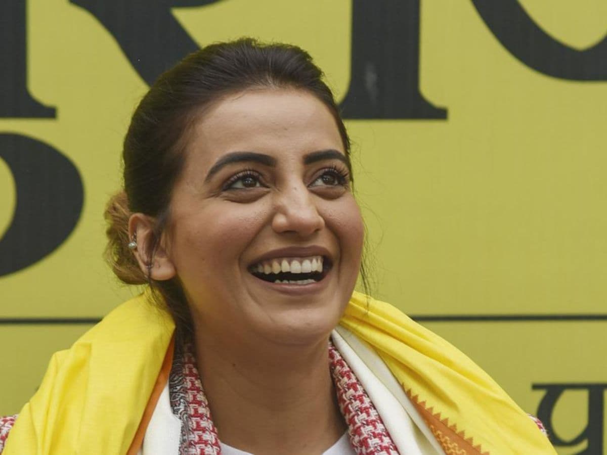 Bhojpuri Song: अक्षरा सिंह ने दिखाए 'लईकिन के तेवर', मुंह में है सिगार और हाथों में बंदूक