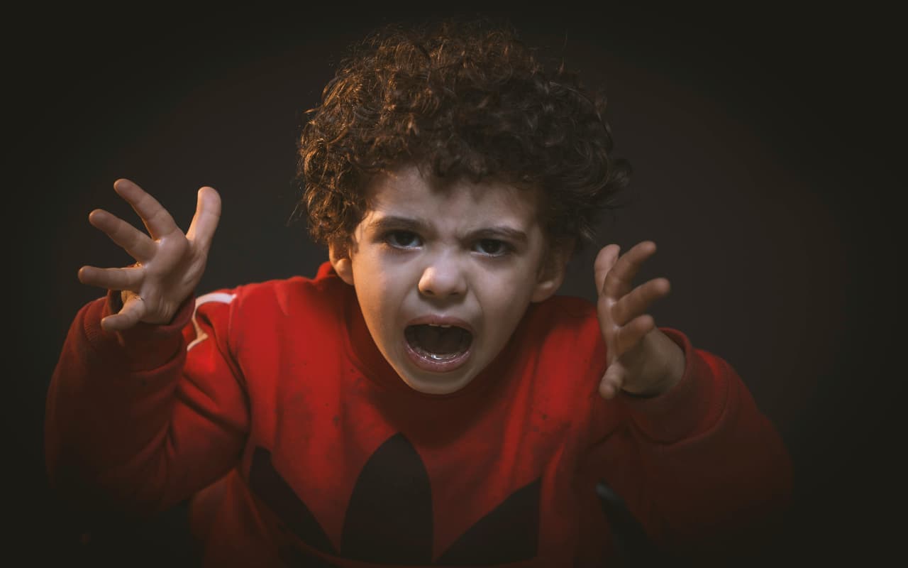 Parenting Tips: क्या आपका बच्चा गुस्से में चीखता और चिल्लाता है? इस तरह करें उसे शांत