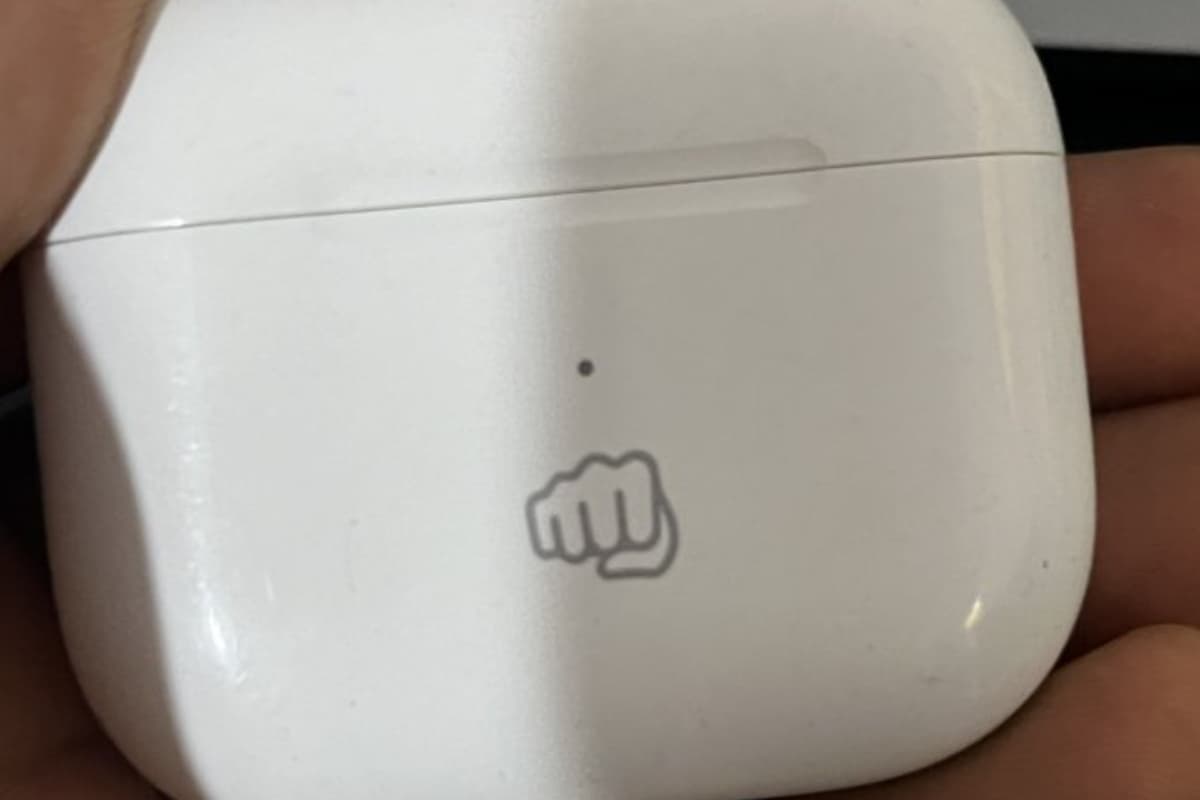 Apple AirPods को चोरों से बचाने के लिए बंदे ने लगाया इस ब्रांड का लोगो, पोस्ट सोशल मीडिया पर वायरल