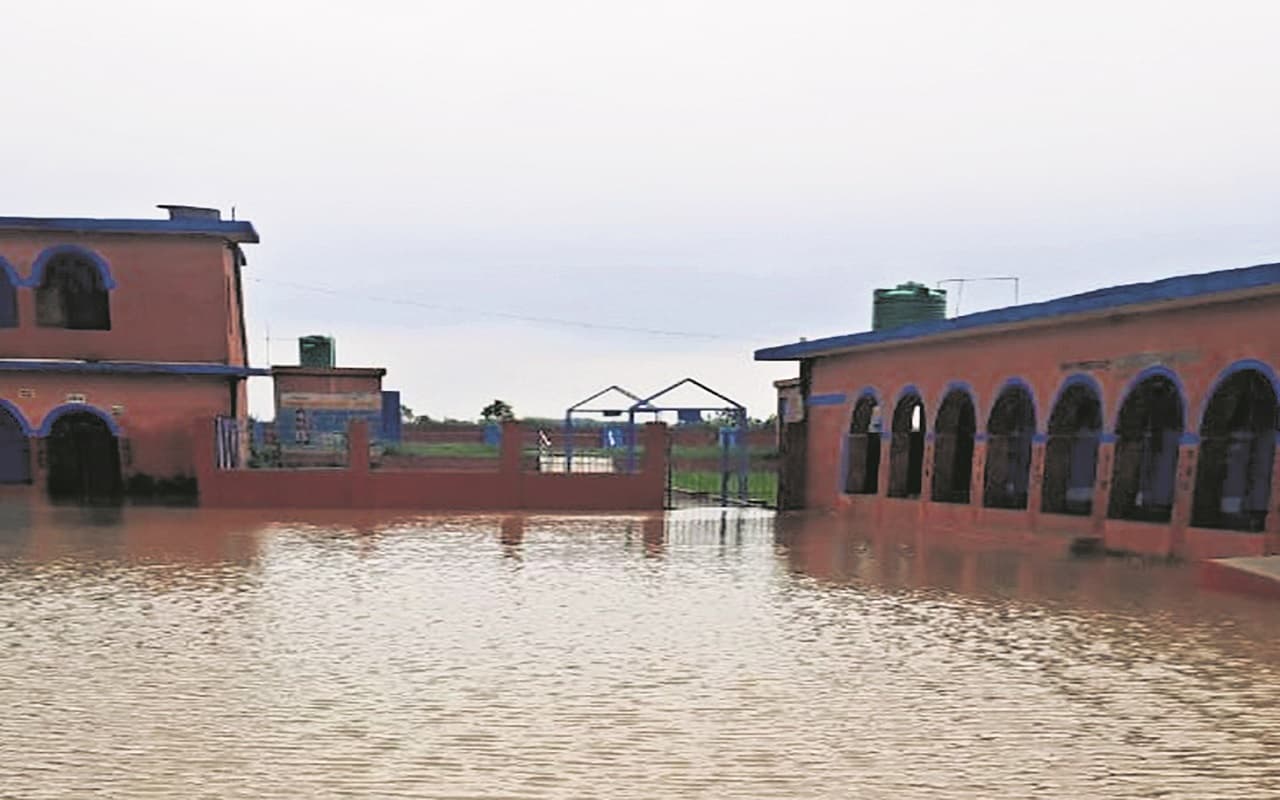 PHOTOS: नेपाल की बारिश से अररिया में बाढ़ जैसे हालात बने, घर-मकान छोड़कर जाने लगे लोग