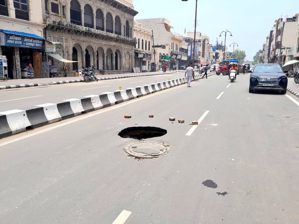 Ayodhya News: अयोध्या राम पथ के निर्माण और सीवर लाइन बिछाने में लापरवाही पर छह अधिकारी निलंबित