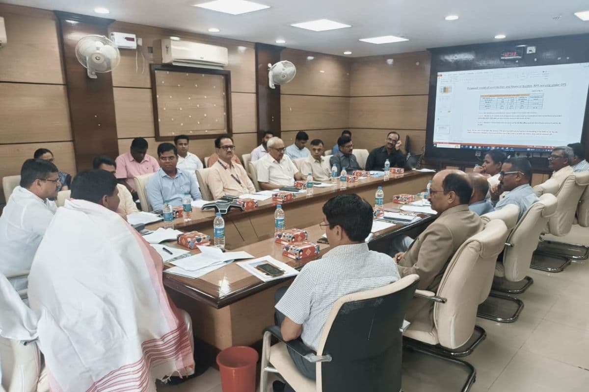 बैंक अधिकारियों के साथ बैठक करते कृषि मंत्री बादल पत्रलेख बैंक अधिकारियों के साथ बैठक करते कृषि मंत्री बादल पत्रलेख