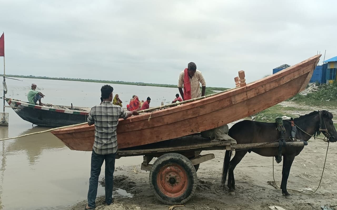 PHOTOS: बिहार में बाढ़ की तबाही शुरू, सुपौल में नाव ही अब सहारा, सीवान में टूटा गंडक नहर का बांध
