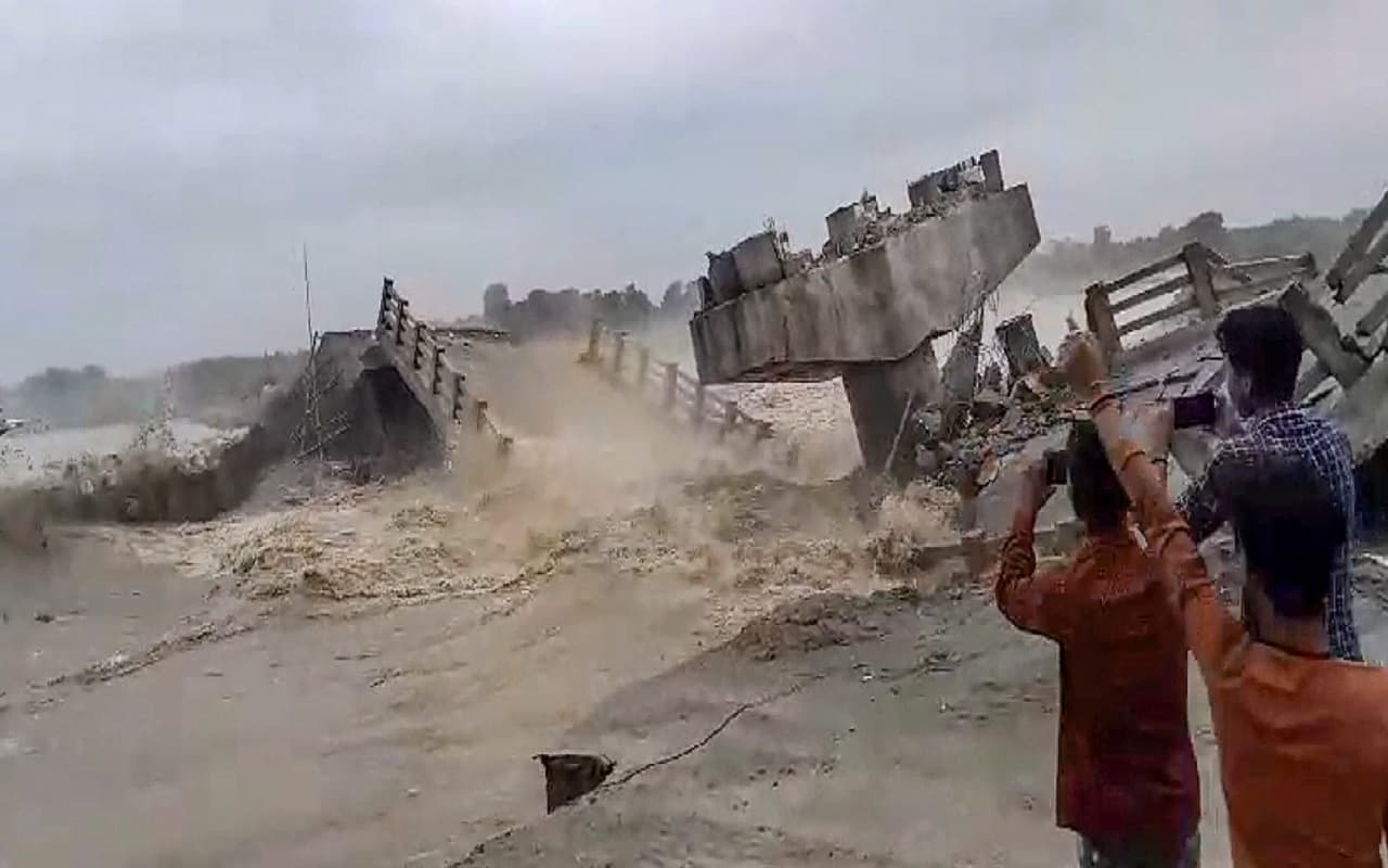 बिहार पुल हादसा: रात के अंधेरे में होता था काम! शिकायत को भी अनसुनी करते रहे अधिकारी, जानिए आरोप..