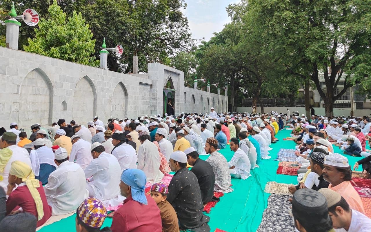 रांची में कुर्बानी के पर्व बकरीद का उल्लास, मस्जिदों व ईदगाहों में अदा की जा रही नमाज