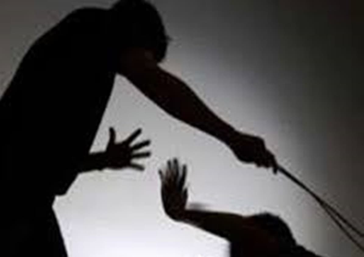 Student Beating: सड़े फल खाने से छात्रों ने किया इनकार तो गुरु जी को आया गुस्सा, 13 छात्र घायल