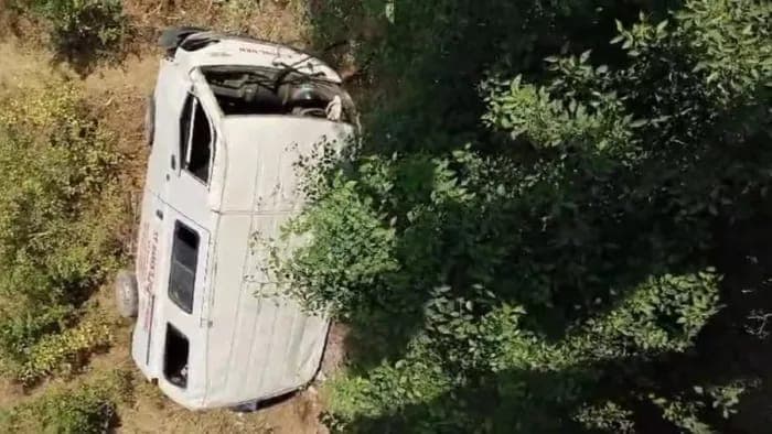 Bihar News: अरवल में अनियंत्रित होकर नहर में पलटी स्कूली वैन, आधे दर्जन बच्चे हुए जख्मी