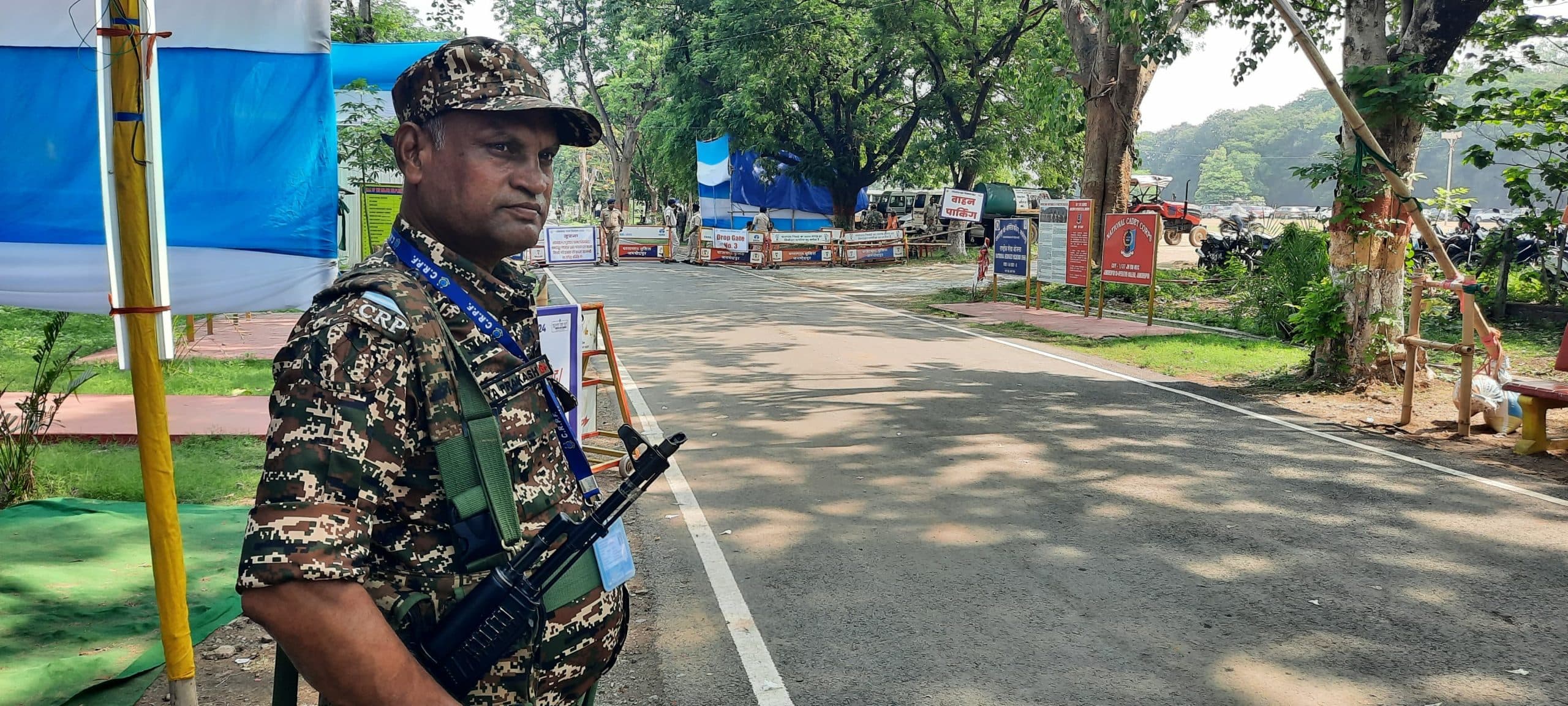 मतगणना केंद्र के बाहर जश्न मनाते दिखे भाजपा कार्यकर्ता,जम कर खेले होली