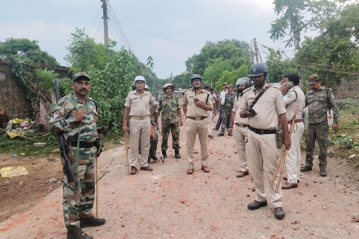 बोकारो में दो भैंसों की मौत को लेकर पत्थरबाजी, पुलिसकर्मी समेत एक दर्जन लोग घायल