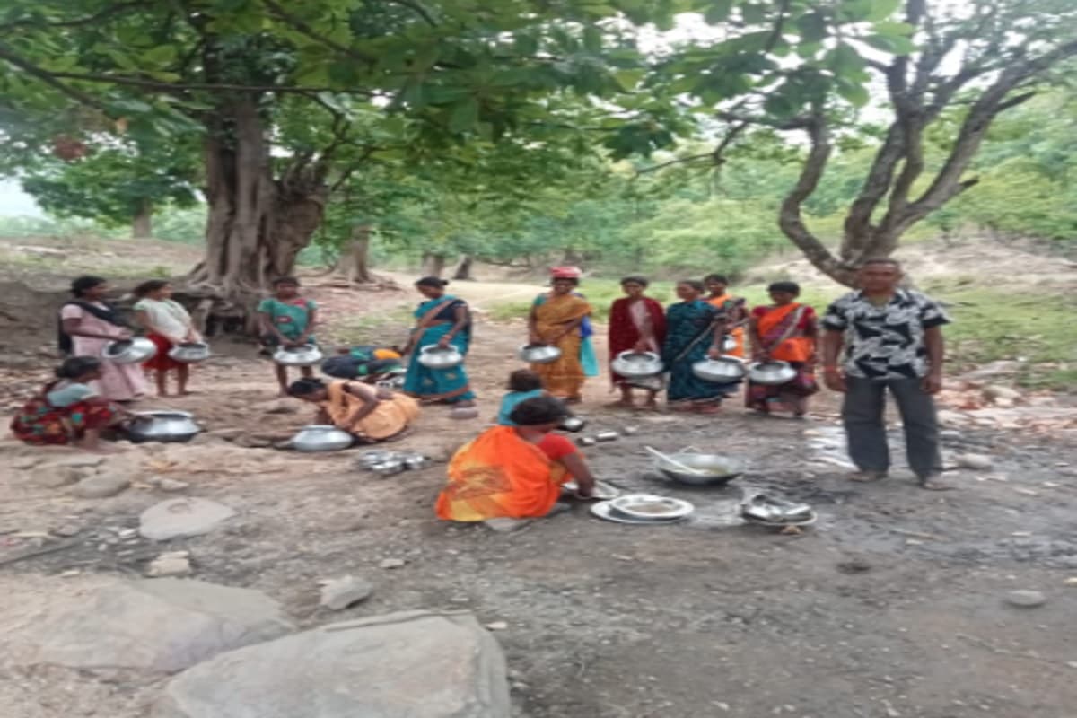 बोकारो के इस आदिवासी बहुल गांव में पानी की भीषण संकट, कटोरी में लेकर पत्थल चुंआ से पानी भरने को हैं विवश