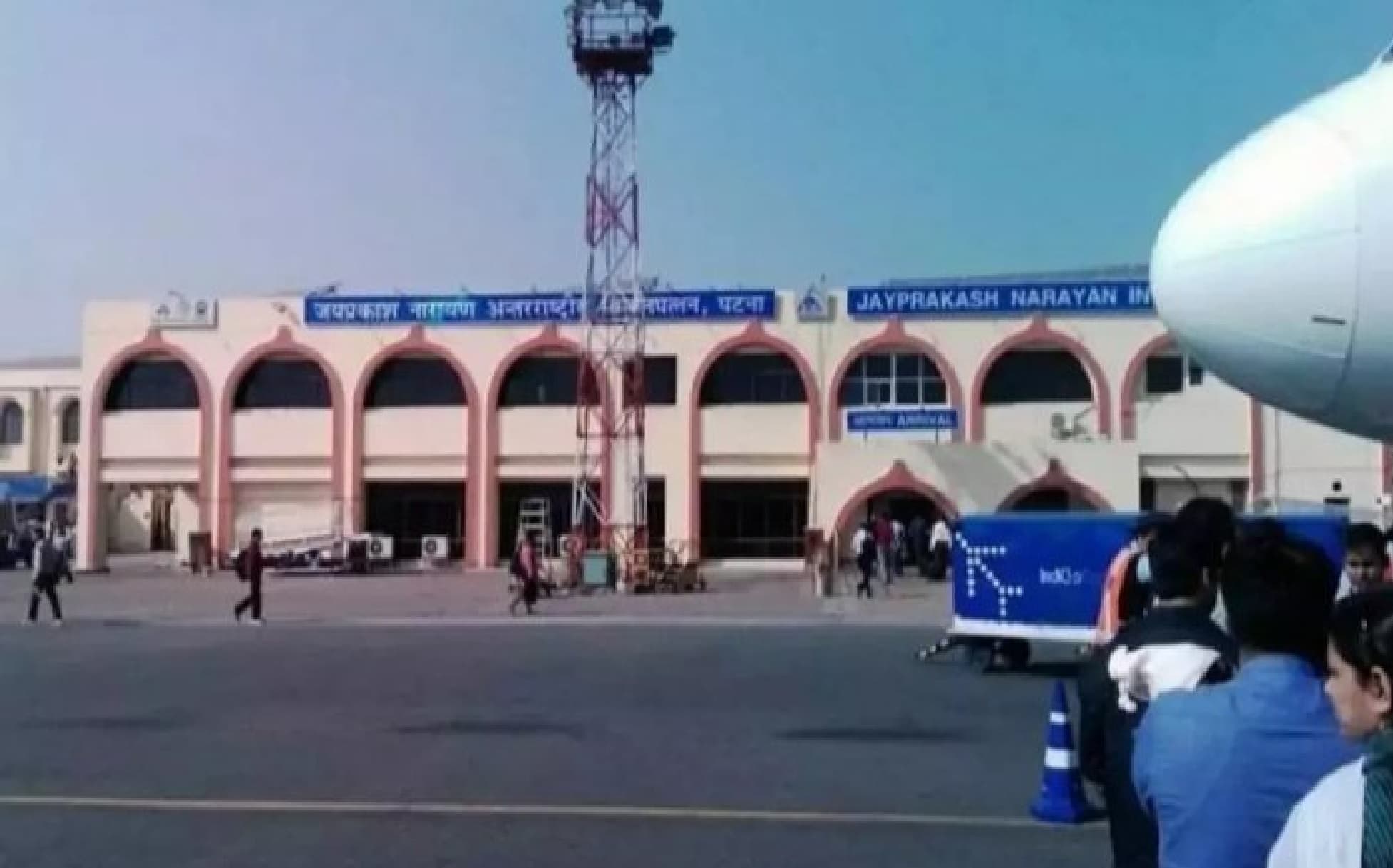 Bomb Threats: 41 एयरपोर्ट और मुंबई के 50 अस्पतालों को बम से उड़ाने की धमकी, बढ़ाई गई सुरक्षा