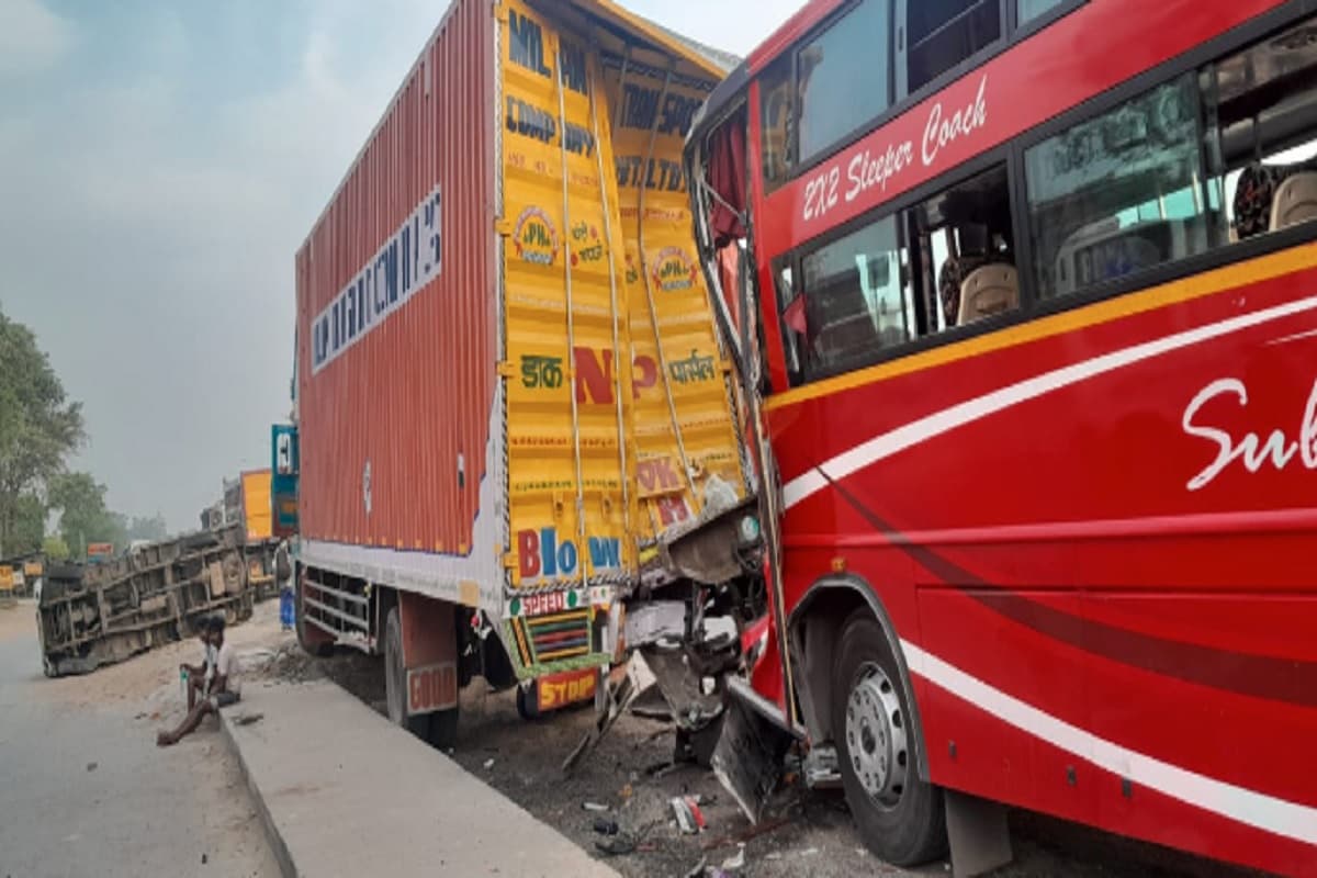 दुमका से केदारनाथ के लिए रवाना हुई टूरिस्ट बस उत्तर प्रदेश में दुर्घटनाग्रस्त, 4 लोग गंभीर रूप से घायल