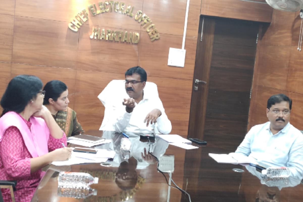 झारखंड के सीईओ के रवि कुमार ने जिला निर्वाचन पदाधिकारियों के साथ की बैठक, दिया ये निर्देश